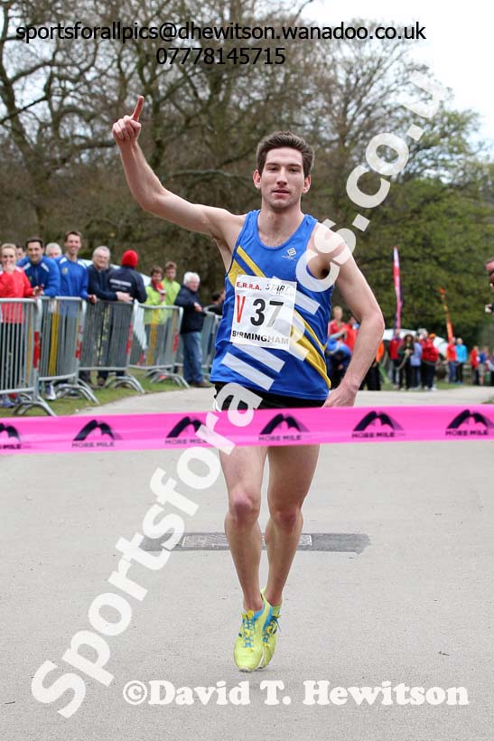 Nick Hooker brings Leeds home for victory in the National 12 Stage Relay, National 12 and 6 Stage Relays, Sutton Park, Birmingham. Photo: David T. Hewitson/Sports for All Pics